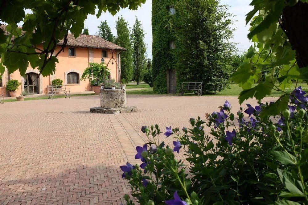 Relais Cascina Scottina Guest House Cadeo Екстериор снимка